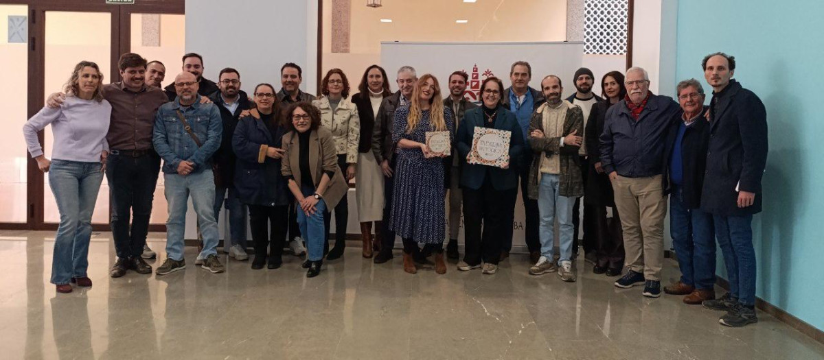 Blanca Torrent, con los representantes de las tabernas históricas