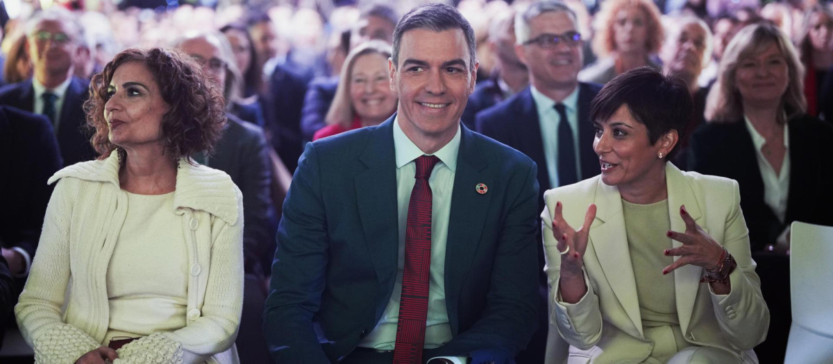 Pedro Sánchez, Isabel Rodríguez y María Jesús Montero en el foro 'Vivienda: quinto pilar del Estado del bienestar'