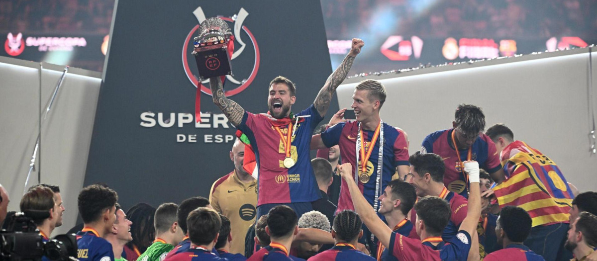 Íñigo Martínez celebra la Supercopa de España