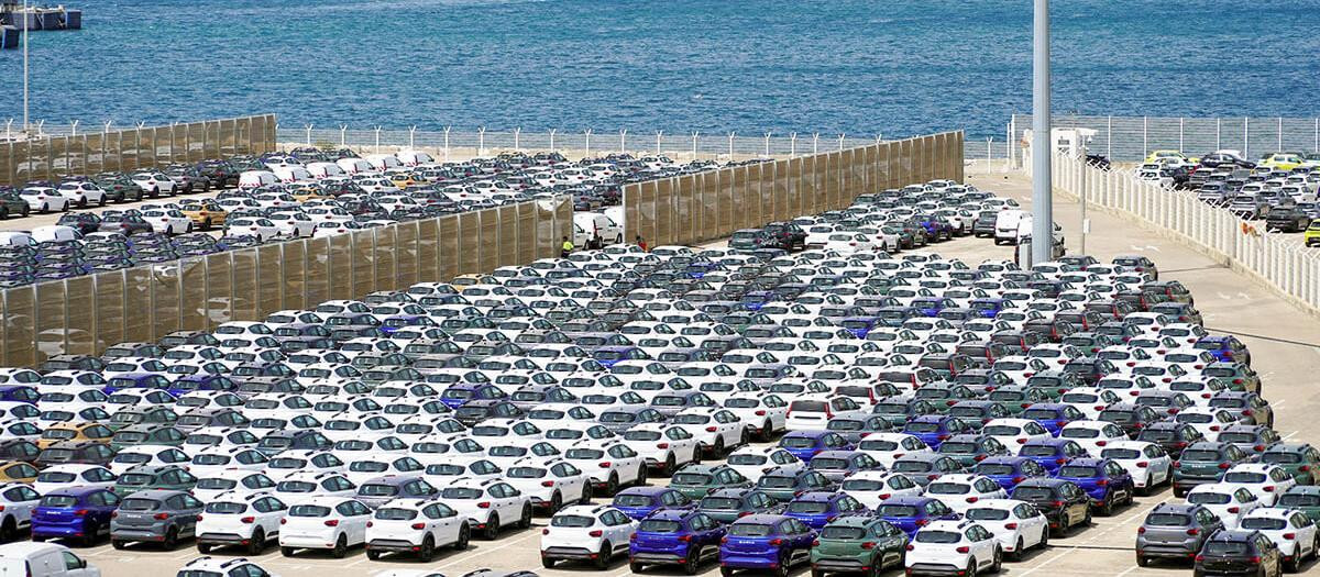 Automóviles de la marca Dacia esperando para viajas a Europa
