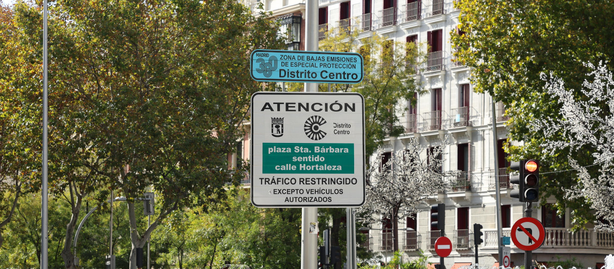 (Foto de ARCHIVO)
Un cartel marca la el Inicio de una Zona de Bajas Emisiones (ZBE), a 20 de noviembre de 2024, en Madrid (España). Uno de los aspectos de mayor relevancia en la Ordenanza de Movilidad Sostenible, consiste en la creación de la denominada ‘Madrid Zona de Bajas Emisiones (ZBE)’ con la que se pretende otorgar una misma protección a toda la ciudadanía y a todas las personas que visiten y disfruten de la ciudad, así como dar cumplimiento a los valores límites de dióxido de nitrógeno establecidos por la normativa comunitaria y estatal de carácter básico en materia de calidad del aire

Marta Fernández / Europa Press
20/11/2024