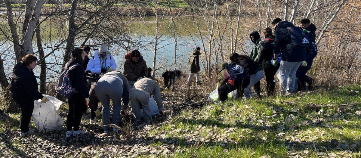 Limpieza del entorno del río organizada por Sadeco
