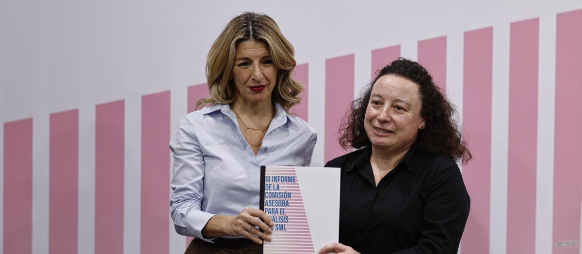 Yolanda Díaz, junto a la vicepresidenta de la Asociación Española de Economía del Trabajo, Begoña Cueto.