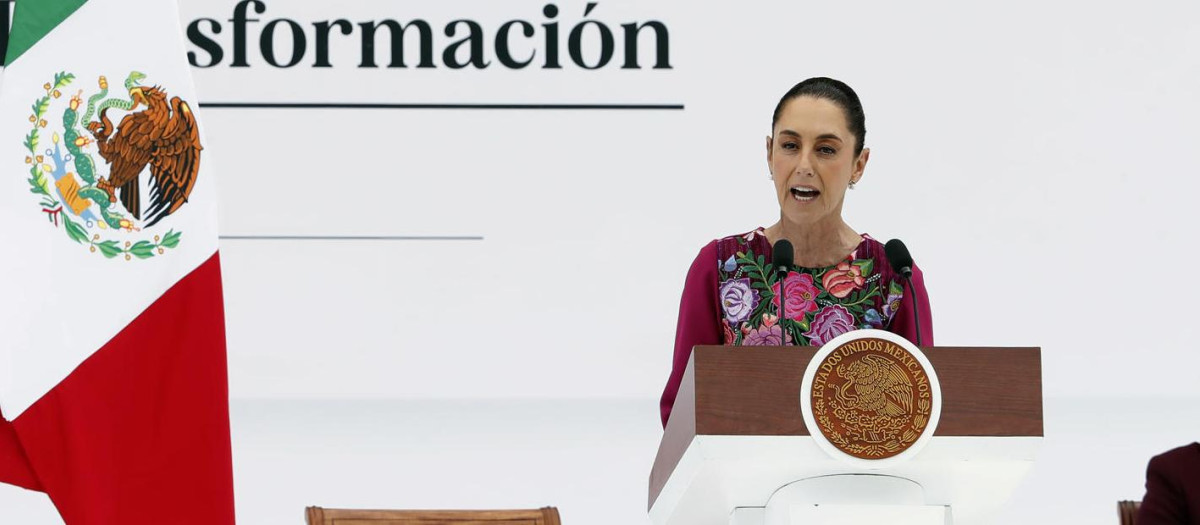 La presidenta de México, Claudia Sheinbaum, habla durante un discurso de los primeros 100 días de su gobierno este domingo