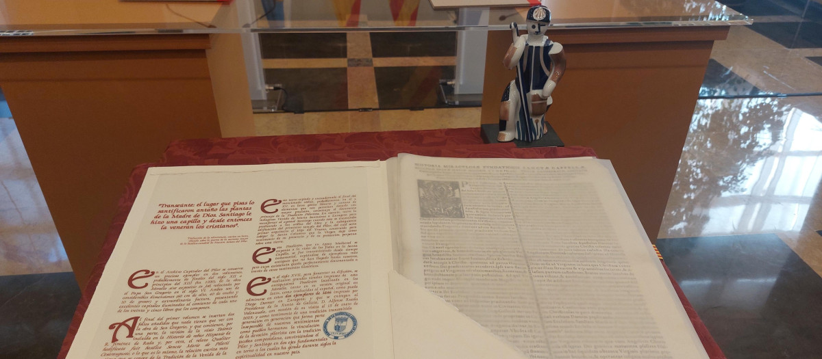 Regalos intercambiados por el presidente del Gobierno de Aragón, Jorge Azcón, y el de la Xunta de Galicia, Alfonso Rueda