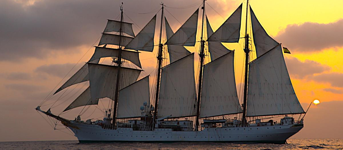 El buque de la Armada Juan Sebastián de Elcano rumbo al archipiélago canario. Impreionante imagen del buque al ocaso.