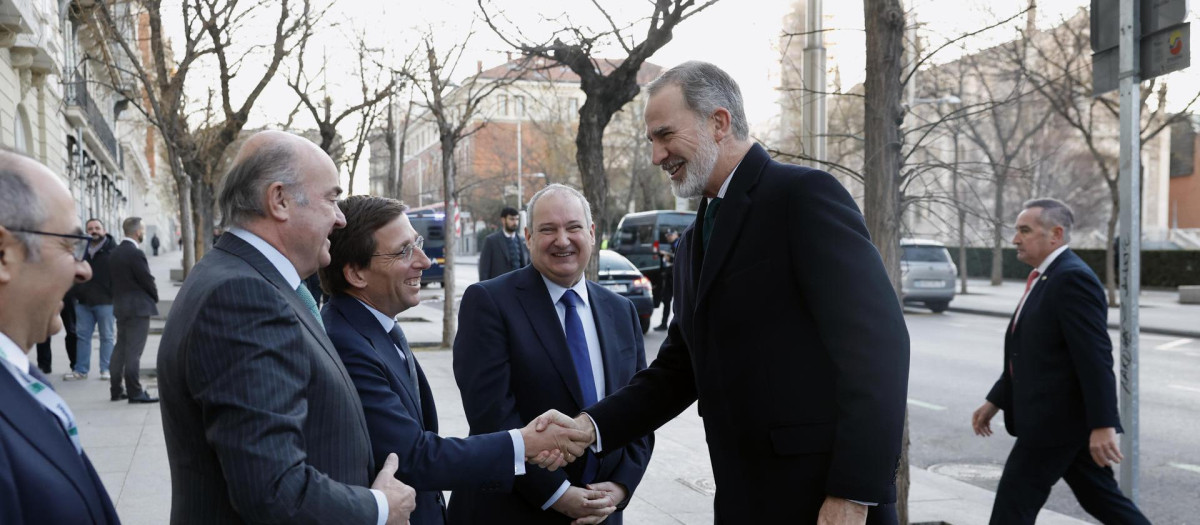 El rey es recibido por el ministro de Industria y Turismo, Jordi Hereu (2d), el alcalde de Madrid, José Luis Martínez-Almeida (3d) y el vicepresidente del Banco Central Europeo, Luis de Guindos (2i), a su llegada a la inauguración de la XV edición del Spain Investors Day, este miércoles en Madrid. EFE/Chema Moya