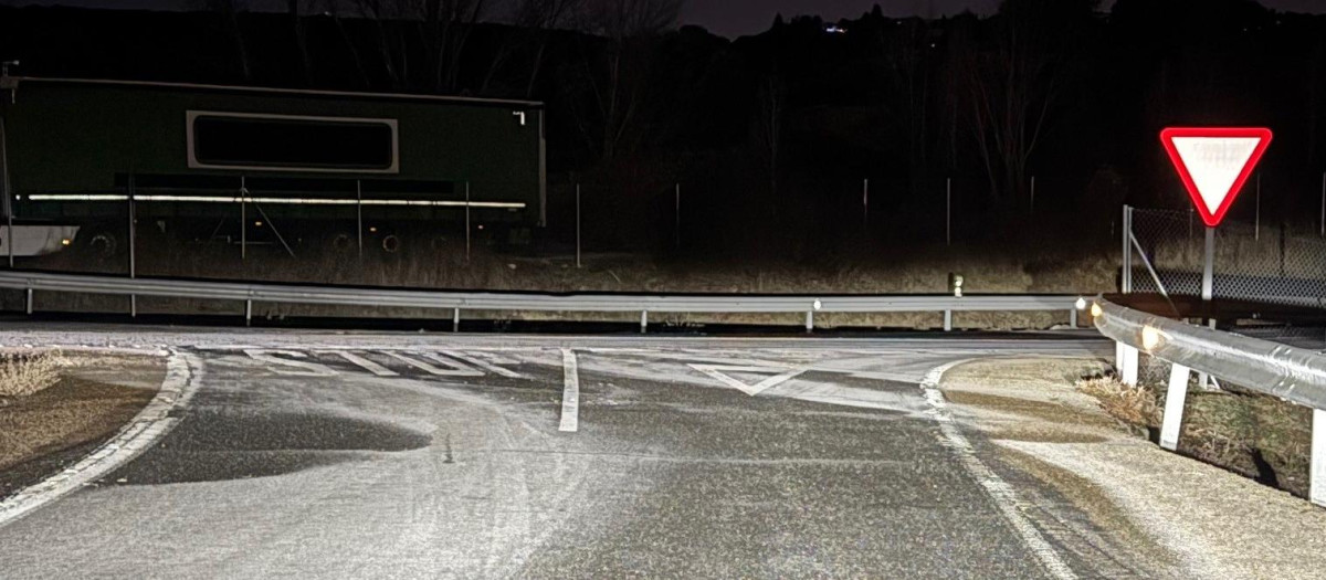 El hielo negro es muy difícil de identificar sobre la carretera