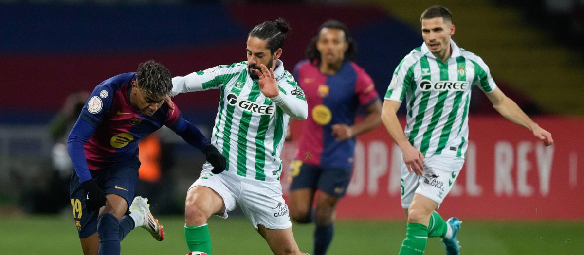 Isco intenta quitarle el balón a Lamine Yamal en el Barça vs Betis