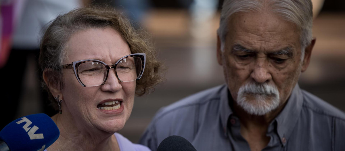 La esposa de Carlos Correa, Mabel Calderín, da declaraciones a la prensa en la entrada de la Defensoría del Pueblo este lunes, en Caracas