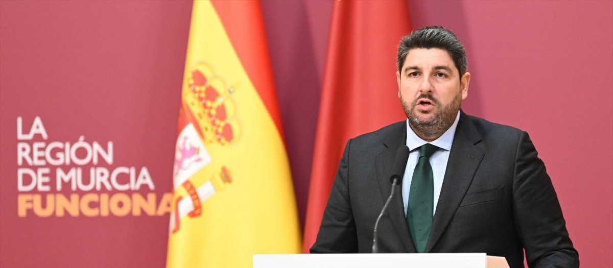 Fernando López Miras comparece en el Palacio de San Esteban tras presidir el Consejo de Gobierno de la Región de Murcia

REMITIDA / HANDOUT por GOBIERNO REGIONAL
Fotografía remitida a medios de comunicación exclusivamente para ilustrar la noticia a la que hace referencia la imagen, y citando la procedencia de la imagen en la firma
15/1/2025