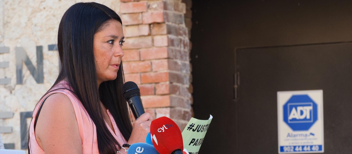 Inés, la hermana de Esther López, durante una concentración