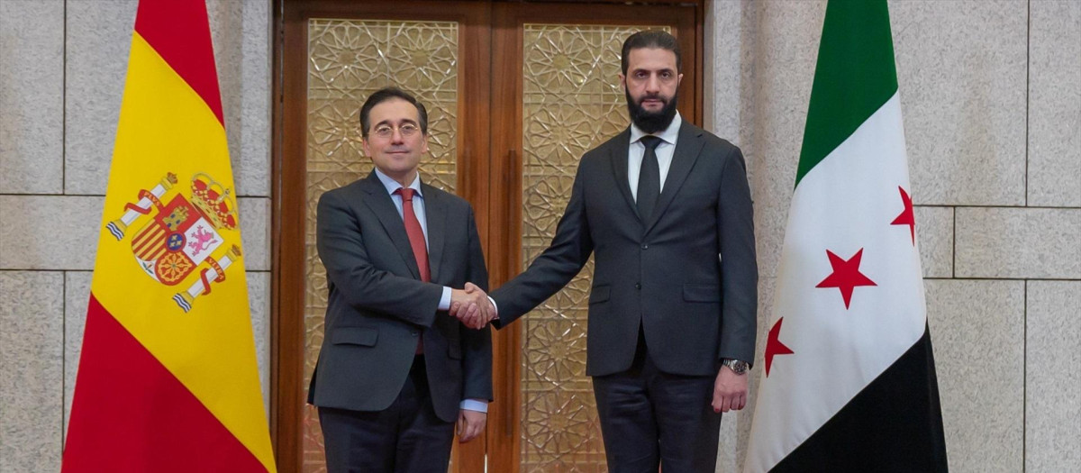 El ministro de Asuntos Exteriores, José Manuel Albares,  con el nuevo 'líder de facto' de Siria, Ahmed al Shara
