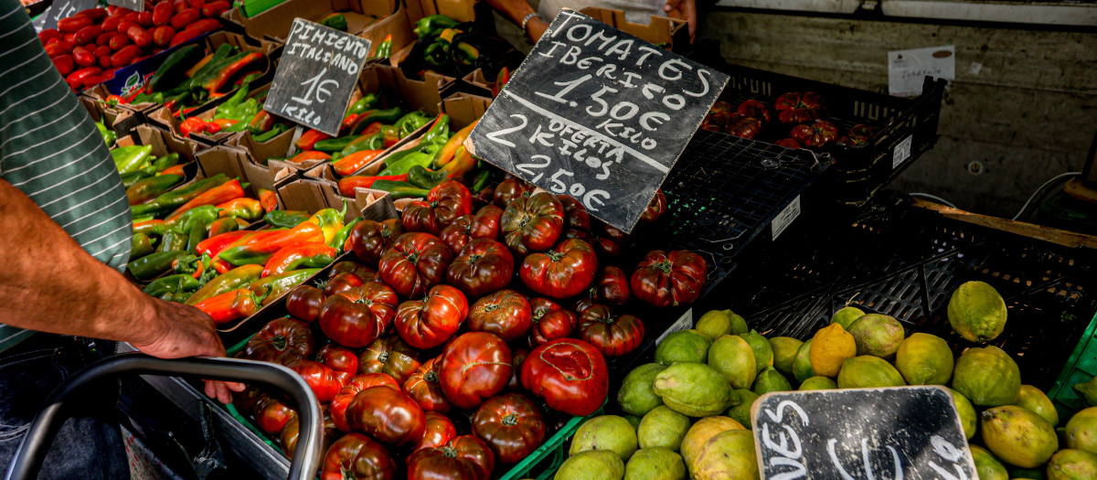 Tomate ibérico en un puesto de frutas y verduras en Madrid (España)