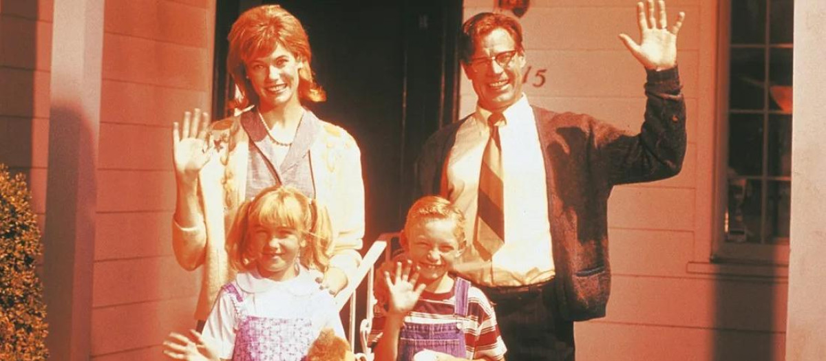 Una novela inclasificable, absurda, monumental, incomprensible y genial. En definitiva, una novela cuyas 1.212 páginas son un trago complicado, casi imposible, hasta para el más curtido en mil lecturas. Definida por la revista Time como una de las novelas norteamericanas más importantes del siglo XX, es un libro sorprendente donde se dan la mano a la vez y sin una clara separación géneros tan dispares como la novela realista, el género teatral, el relato breve, el ensayo filosófico, la distopía, la ciencia ficción y la crítica política y social. La novela salta continuamente de contexto espacio temporal, tiene una infinidad de personajes que aparecen y desaparecen sin un criterio claro, múltiples narradores y puntos de vista. Todo ello con el tenis –gran pasión de Foster Wallace– como hilo conductor y las andanzas de los miembros de la familia Incandenza como argamasa. Para muchos, una obra maestra absoluta. Para otros, una broma de mal gusto.