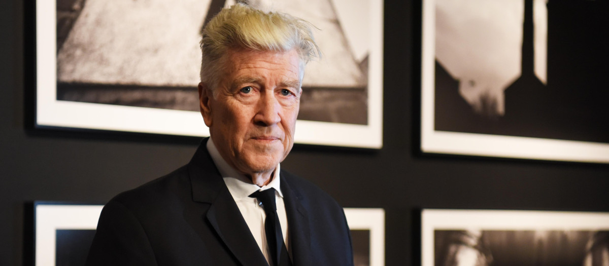 David Lynch junto a su exposición 'David Lynch Silence and Dynamism'