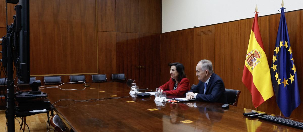 La ministra de Defensa, Margarita Robles, en la videoconferencia mantenida con Ucrania