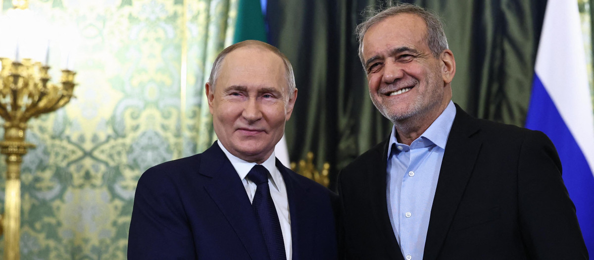 El presidente ruso, Vladimir Putin, y el presidente iraní, Masoud Pezeshkian, se estrechan la mano durante una reunión en el Kremlin en Moscú