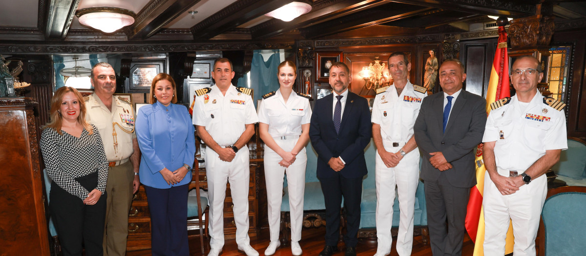La Princesa de Asturias, con las autoridades invitadas a almorzar en el Elcano