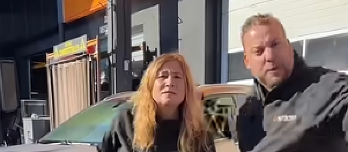 Estos trabajadores de un desguace tienen muy claro dónde no aparcarían su coche