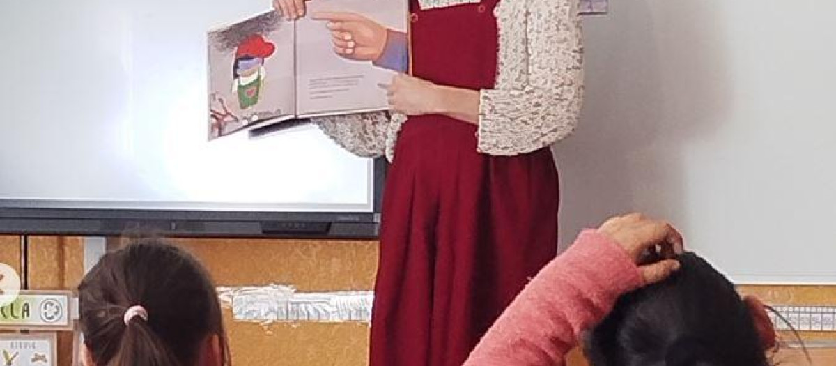 Representación de la compañía Llavors en una escuela catalana