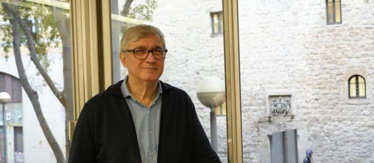 Salvador Busquets, en la sede de Cáritas Cataluña