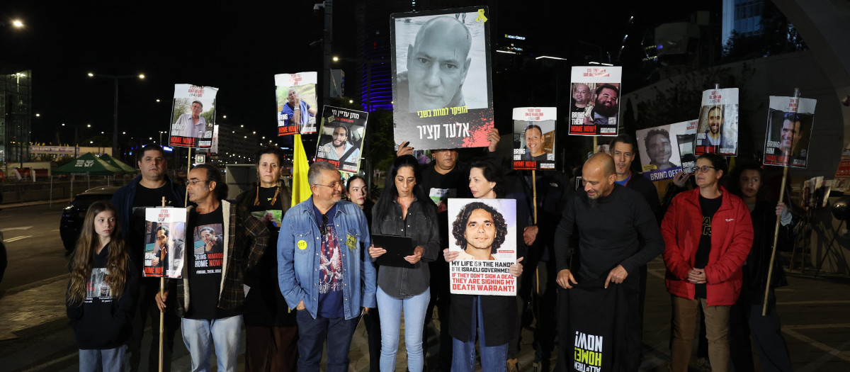 Familiares y parientes de rehenes retenidos en la Franja de Gaza desde los ataques del 7 de octubre de 2023