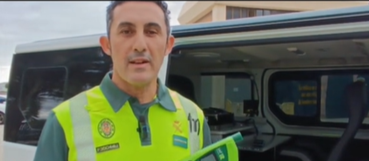 Imagen del agente junto a los nuevos alcoholímetros de la DGT