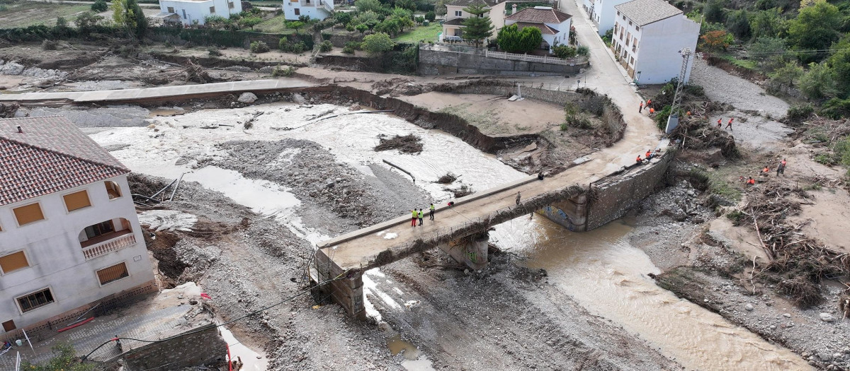 Imagen de archivo de un puente destruido tras el paso de la dana en Sot de Chera, Valencia