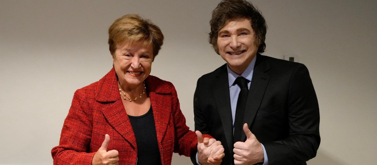 La directora gerente del FMI, Kristalina Georgieva, y el presidente de Argentina, Javier Milei