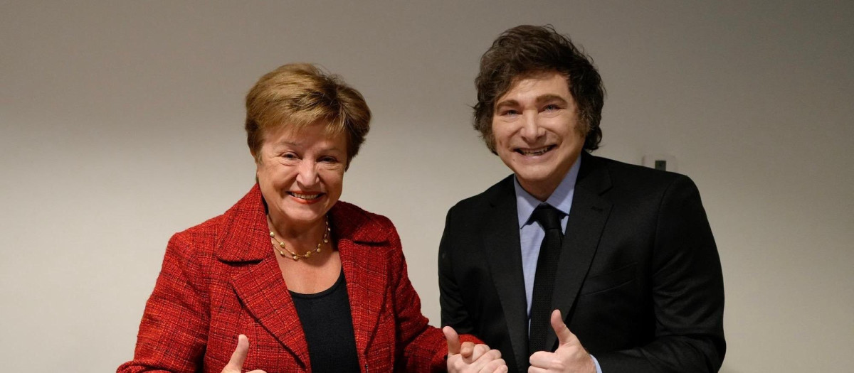 La directora gerente del FMI, Kristalina Georgieva, y el presidente de Argentina, Javier Milei