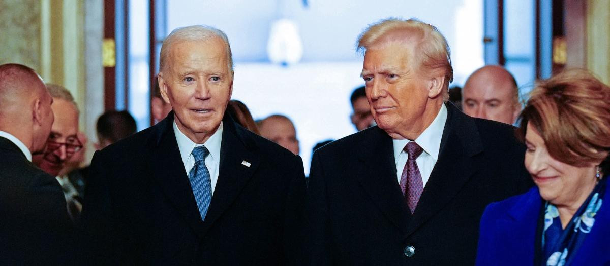 El presidente estadounidense Joe Biden (izq.) y el presidente electo Donald Trump llegan a la ceremonia de inauguración