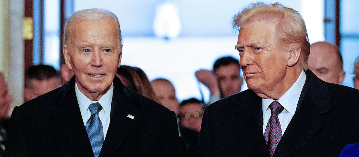 El presidente de Estados Unidos, Joe Biden (izq.), y el presidente electo Donald Trump llegan a la ceremonia de investidura en la que Donald Trump prestará juramento como el 47.º presidente de Estados Unidos en la Rotonda del Capitolio de Estados Unidos en Washington