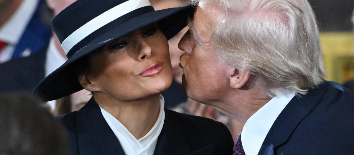 El presidente electo de Estados Unidos, Donald Trump, besa a Melania Trump a su llegada a la ceremonia de investidura antes de prestar juramento como el 47º presidente de Estados Unidos