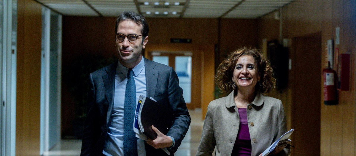 La vicepresidenta primera y ministra de Hacienda, María Jesús Montero, y el ministro de Economía, Comercio y Empresa, Carlos Cuerpo