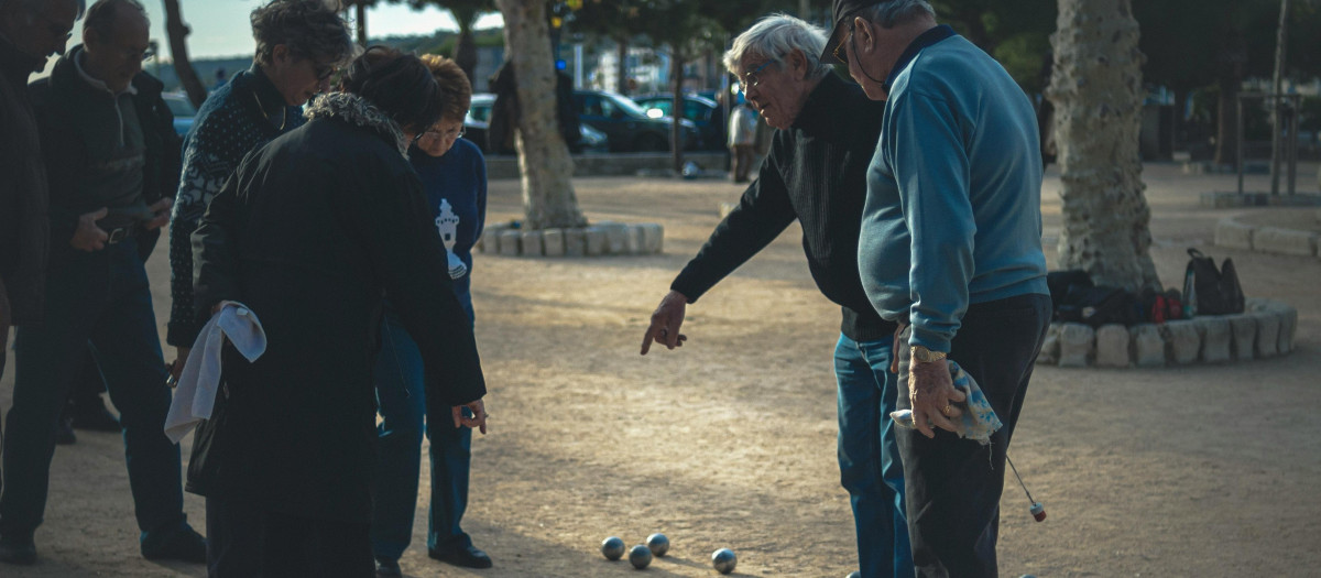 Un grupo de pensionistas dialogan en el parque