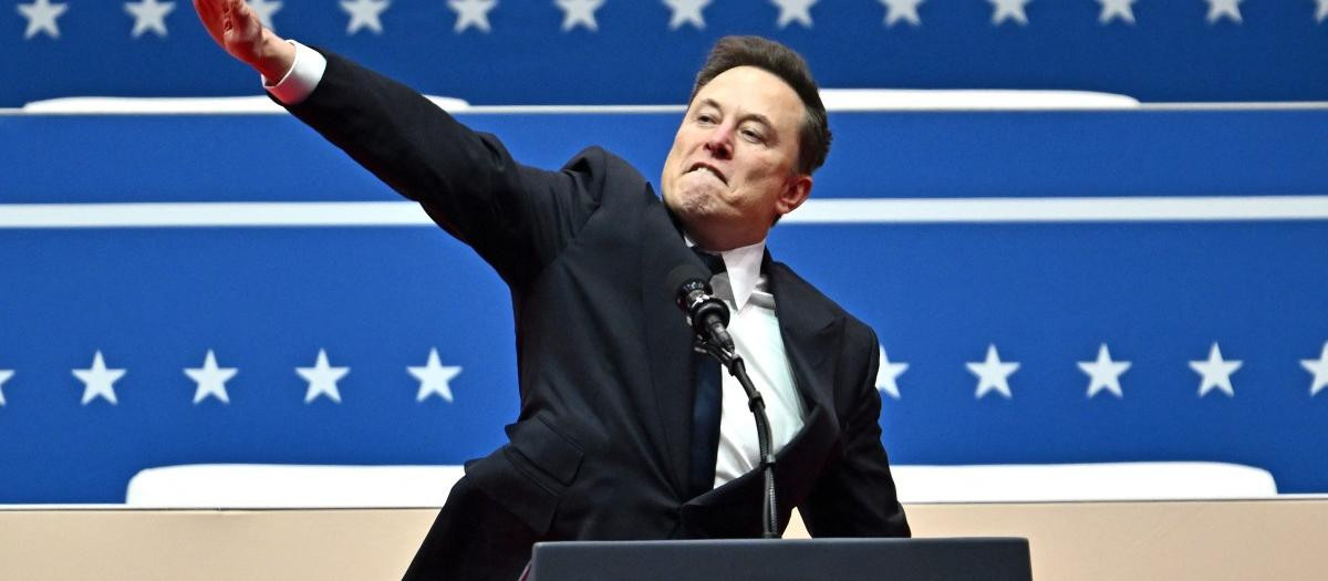 El director ejecutivo de Tesla y SpaceX, Elon Musk, hace gestos mientras habla durante el desfile inaugural