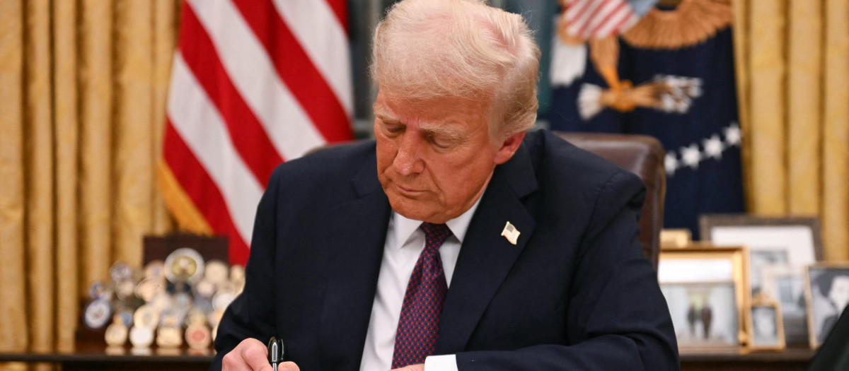 El presidente de Estados Unidos, Donald Trump, firmando una orden ejecutiva