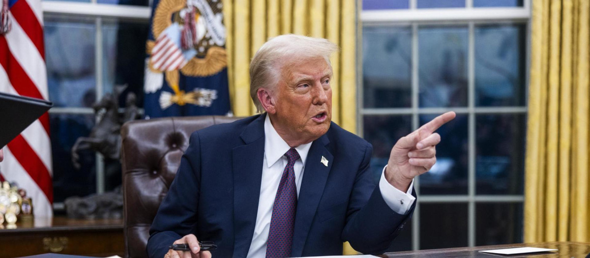 El presidente electo de los Estados Unidos, Donald Trump, firmando decretos en la Casa Blanca