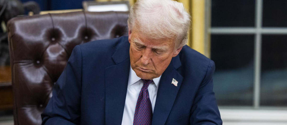 El presidente de EE.UU., Donald Trump, firma varias órdenes ejecutivas