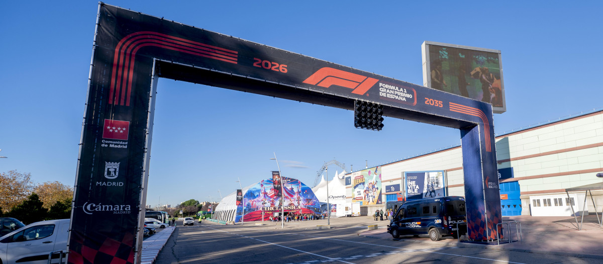 (Foto de ARCHIVO)
Arco de salida que tendrá el Gran Premio de España de Fórmula 1, en IFEMA Madrid, a 5 de diciembre de 2024, en Madrid (España). Madrid organizará el Gran Premio de España de Fórmula 1 desde 2026 y hasta 2035, por lo que el Mundial de la mayor competición del automovilismo volverá a la capital española más de 40 años después. El anteproyecto del concepto del circuito contará con una longitud de 5,474 km, 20 curvas y una vuelta de clasificación de 1 minuto y 32 segundos. El trazado utilizará los viales de IFEMA Madrid, tanto del recinto actual como los futuros de la parcela de Valdebebas.

Alberto Ortega / Europa Press
05 DICIEMBRE 2024;IFEMA;FÓRMULA 1;F1;MADRID;COMPETICIÓN;CARRERAS;COCHES;
05/12/2024