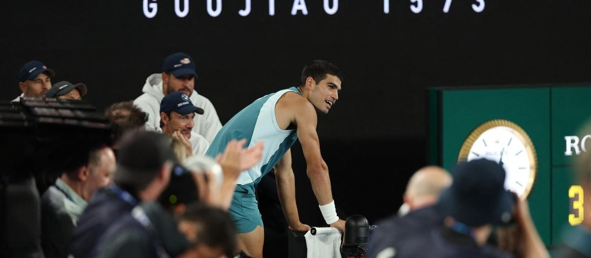 Carlos Alcaraz, en un momento del partido contra Novak Djokovic