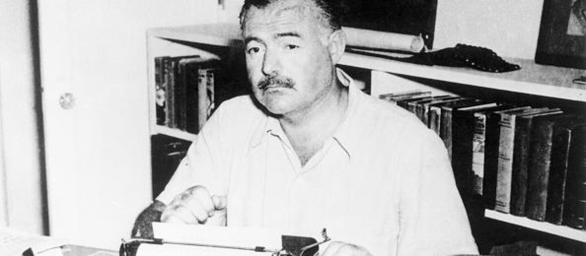 Ernest Hemingway, autor de clásicos inmortales como Adiós a las armas, Por quién doblan las campanas, Fiesta o El viejo y el mar, popularizó las máquinas de escribir portátiles Royal aunque, según dicen, prefería trabajar en sus máquinas Corona Nº3 y 4. La Corona 3, que destacamos aquí, es una joya de la mecánica aplicada a la escritura: portátil, robusta y fiable, de sus teclas salieron algunos de los títulos inmortales del Premio Nobel de Literatura.