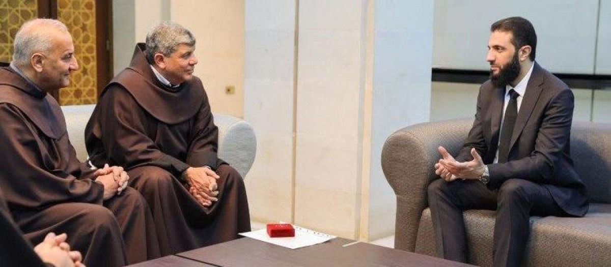 El padre Ibrahim Faltas (derecha) conversando con Al Ga