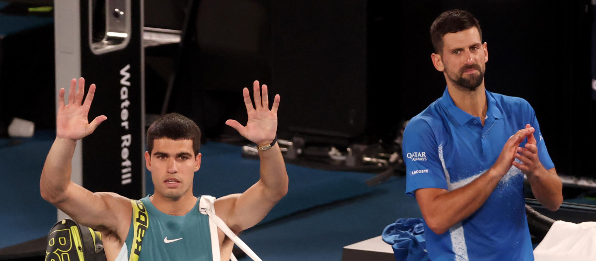 Carlos Alcaraz se despide del público australiano ante la mirada de Djokovic