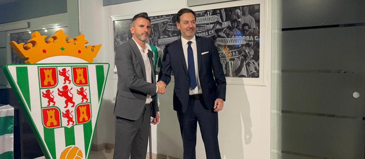 Iván Ania estrecha la foto con Monterrubio tras la renovación