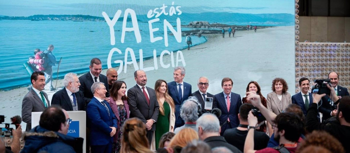 Presentación de la campaña 'Galicia, terra acolledora'

Rueda erige la hospitalidad en valor clave del turismo gallego durante la presentación de la campaña 'Galicia, Terra acolledora' 

   MADRID / SANTIAGO DE COMPOSTELA, 22 (EUROPA PRESS) 

   Una Galicia hospitalaria "con los brazos abiertos", una "tierra acogedora", que funciona como "refugio climático" y donde, además, "se come bien". Así ha presentado el Gobierno gallego, con su titular, Alfonso Rueda, al frente, la campaña turística autonómica para promocionar la comunidad en la Feria Internacional de Turismo (Fitur) que se celebra en Madrid.

    Rueda, que pasará prácticamente toda la jornada en Fitur, ha sido uno de los protagonistas del acto de exhibición de la campaña 'Galicia, Terra acolledora', de Turismo de Galicia, un evento en el que han estado presentes numerosas autoridades y en el que, además de poner el foco en la "enorme oportunidad" que ofrece el Xacobeo de 2027, ha lanzado un mensaje claro: Galicia quiere ser la "casa de todos".

    "Somos los amigos de todo el mundo, la gente que todo el mundo quiere en todas partes, esa calidad que todo el mundo aprecia", ha aseverado el mandatario, quien ya en ocasiones anteriores ha repudiado públicamente polémicas como las vinculadas a las críticas a los 'fodechinchos' --un término que, en modo coloquial, se usa para definir a visitantes que llegan de fuera de Galicia y no respetan o se adaptan a las costumbres locales--.

    Por ello, con el alcalde de Madrid, José Luis Martínez-Almeida, quien también ha intervenido, como "embajador de Galicia" en el propio acto, y tras defender la buena relación con los madrileños y de aplaudir el concepto de "madrigallego", como antes se había definido el propio regidor, Rueda ha proclamado que en Galicia "no sobra nadie".

   Por su parte, Martínez-Almeida ha bromeado con que el año pasado "solo" estuvo tres veces en Galicia, siendo una de ellas su despedida de soltero, que celebró en A C