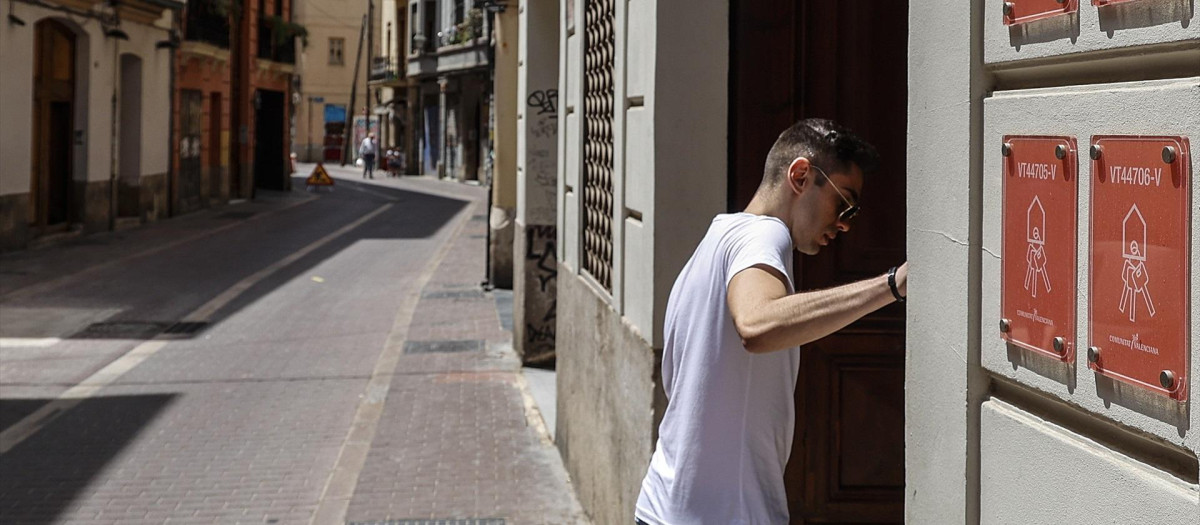 Un hombre entra a un bloque de apartamentos turísticos de la ciudad de Valencia