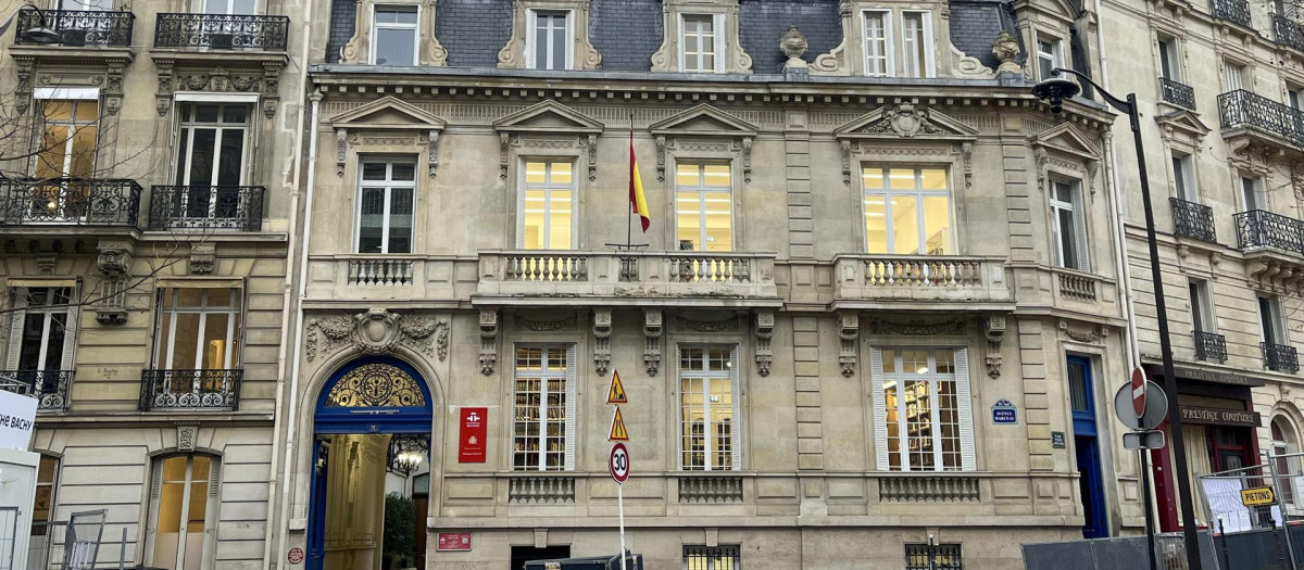 Edificio situado en el número 11 de la Avenida Marceau de París que alberga la biblioteca del Instituto Cervantes