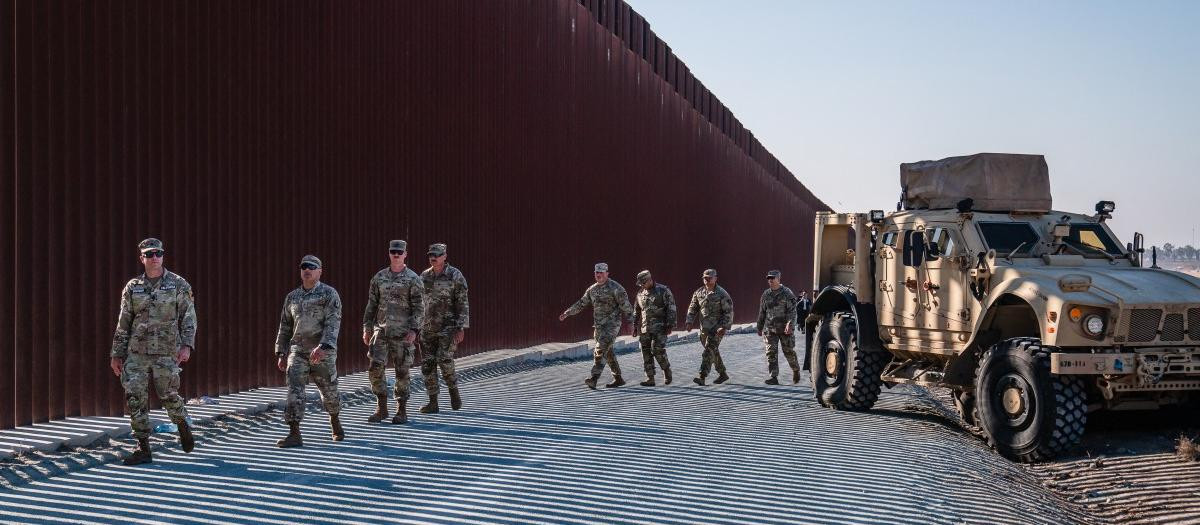 Soldados estadounidenses en un tramo de la frontera con México en San Diego (California)